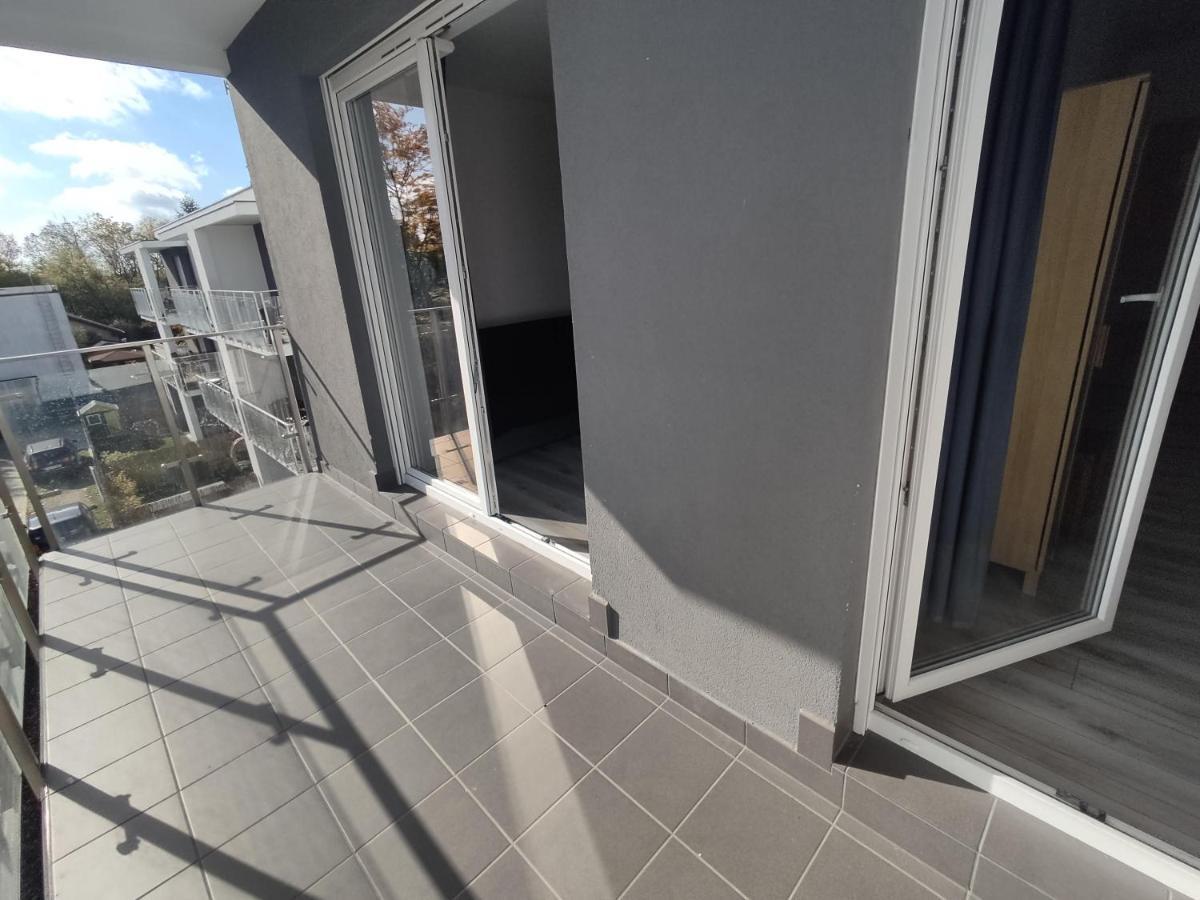 1110 Smialego 39 - Tanie Pokoje W Apartamencie - Samodzielne Zameldowanie - Self Check In Poznan Exterior photo